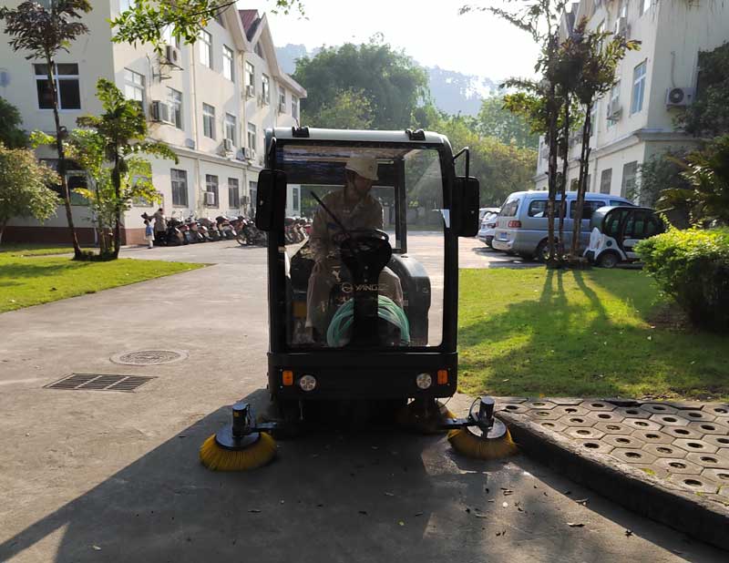 工業(yè)掃地機(jī)和洗地機(jī)相對(duì)于手動(dòng)清潔的優(yōu)勢(shì)