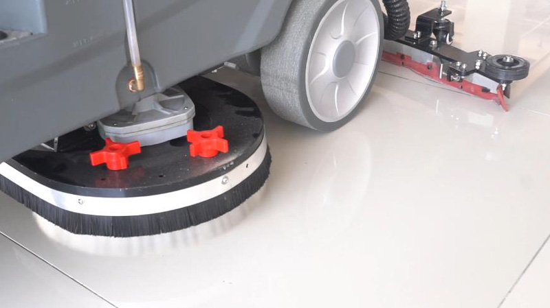 為什么選擇駕駛式洗地機(jī)或掃地機(jī)？卓越、經(jīng)濟(jì)高效的清潔