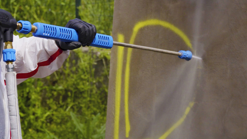 使用專(zhuān)業(yè)高壓清洗機(jī)去除涂鴉