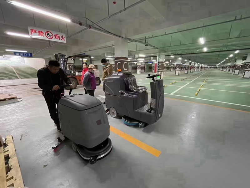 采用電池式全自動洗地機，易于清潔消毒，節省時間和人工成本！