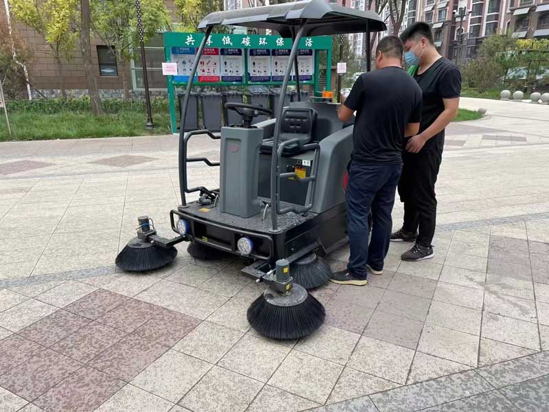 小型電動掃地機在企業和工廠使用中需要注意什么