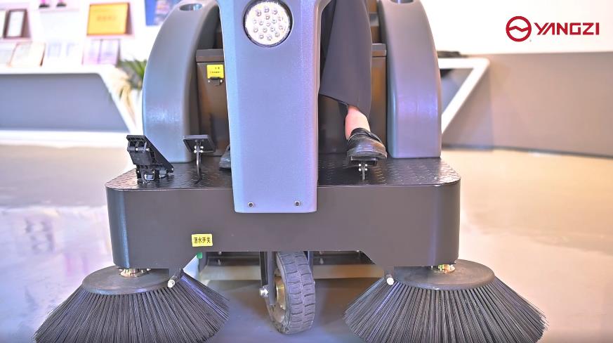 座駕小型駕駛式電動(dòng)掃地車(chē)