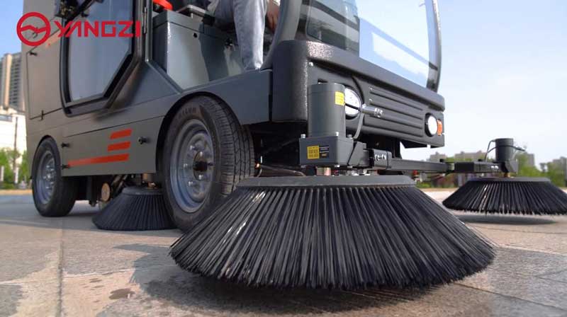 多功能道路清掃車在道路上發揮著大的作用